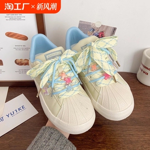 小白鞋女2024新款秋冬奶油色复古日系学生百搭贝壳头运动滑板鞋女