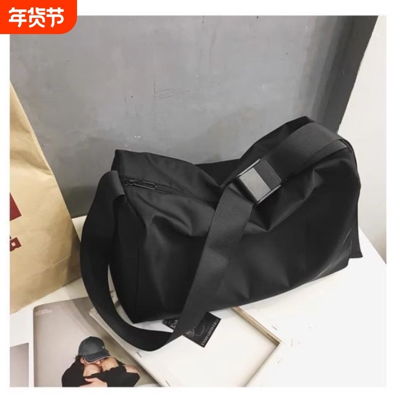 单肩斜挎包男跨背包休闲大容量书包潮运动尼龙健身包通勤轻便黑色