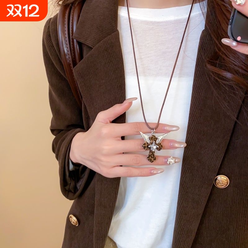 「遇见饰品MEET」咖色植绒十字架项链长款小众设计毛衣链配饰女