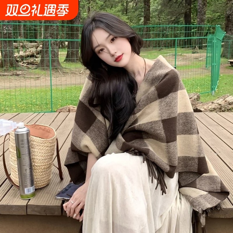 2025新款披肩外搭女旅游穿搭秋内蒙古草原围巾格子斗篷大披风流苏