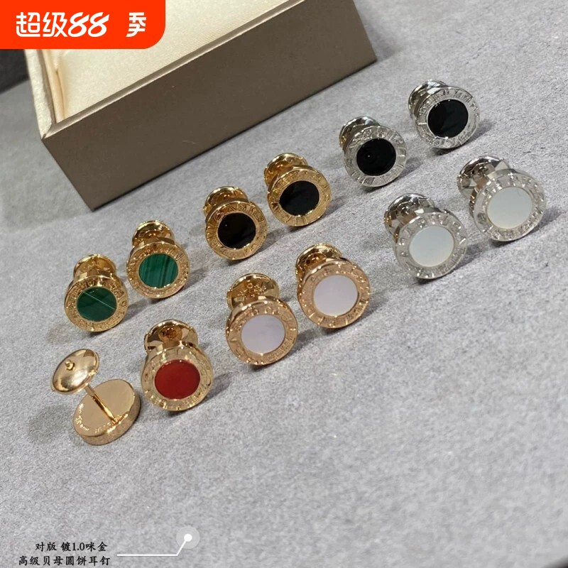 玫瑰金新款宝家圆饼字母耳钉男女款纽扣黄金白贝母黑玛瑙钛钢高级图片