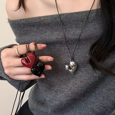 博主Reina同款爱心项链女高级感黑绳挂脖毛衣链抽拉绳可调节配饰