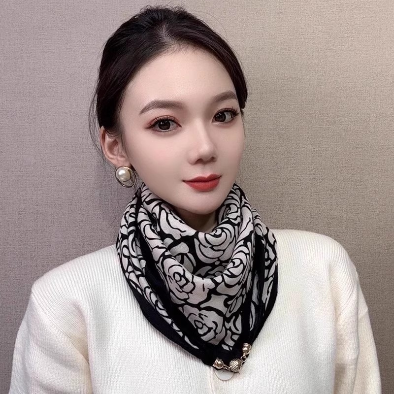 护颈磁吸扣围巾2025新款秋冬方巾女款三角丝巾披肩围脖黑白大气