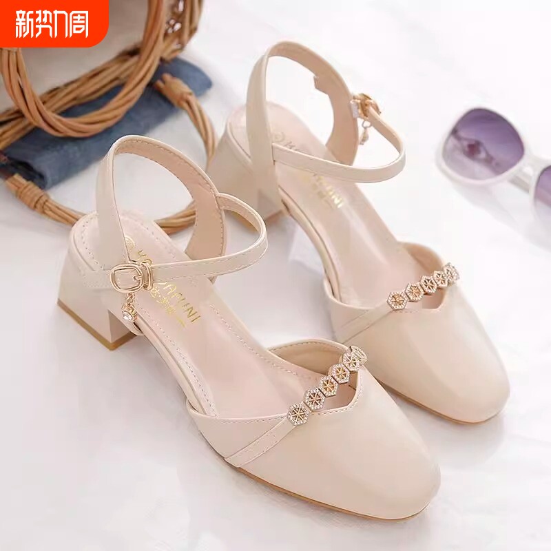 2026春夏新款粗跟包头凉鞋女中跟一字扣气质百搭配裙子单鞋白色