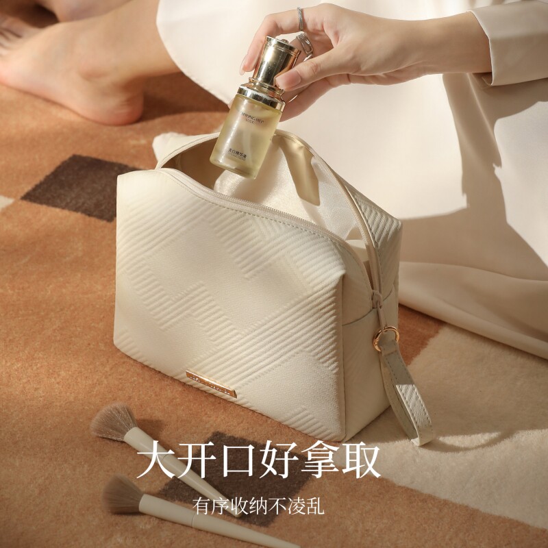 化妆品收纳包袋大容量女便携外出超大2025新款高端简约随身包高奢