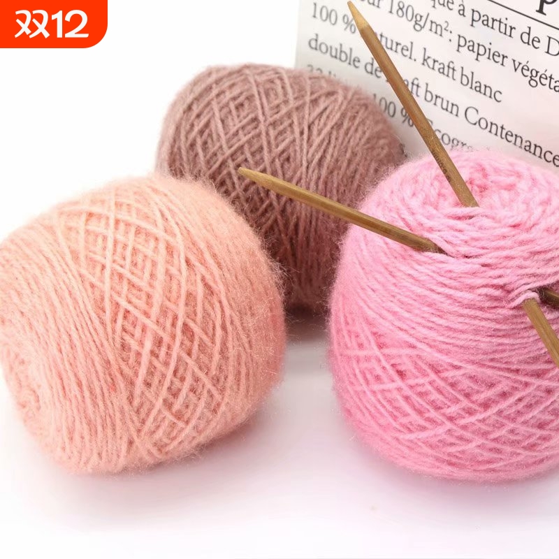 松鼠绒白色毛线团亮丝绒绒线黑手编帽子线围巾线外套中粗线