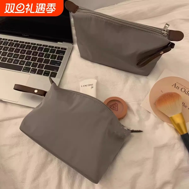 高级感哑光灰化妆包旅行便携化妆品收纳包手提饺子包防水洗漱袋