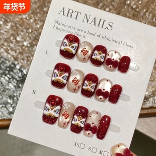 醒狮2026手工新年穿戴甲红色招财猫眼美甲高级感中长款杏仁粉色