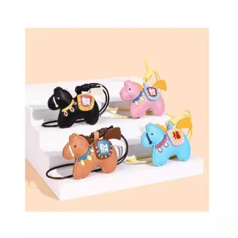 2026马年发财皮革毛绒小马挂件本命年吉祥物汽车挂饰摆件小礼品