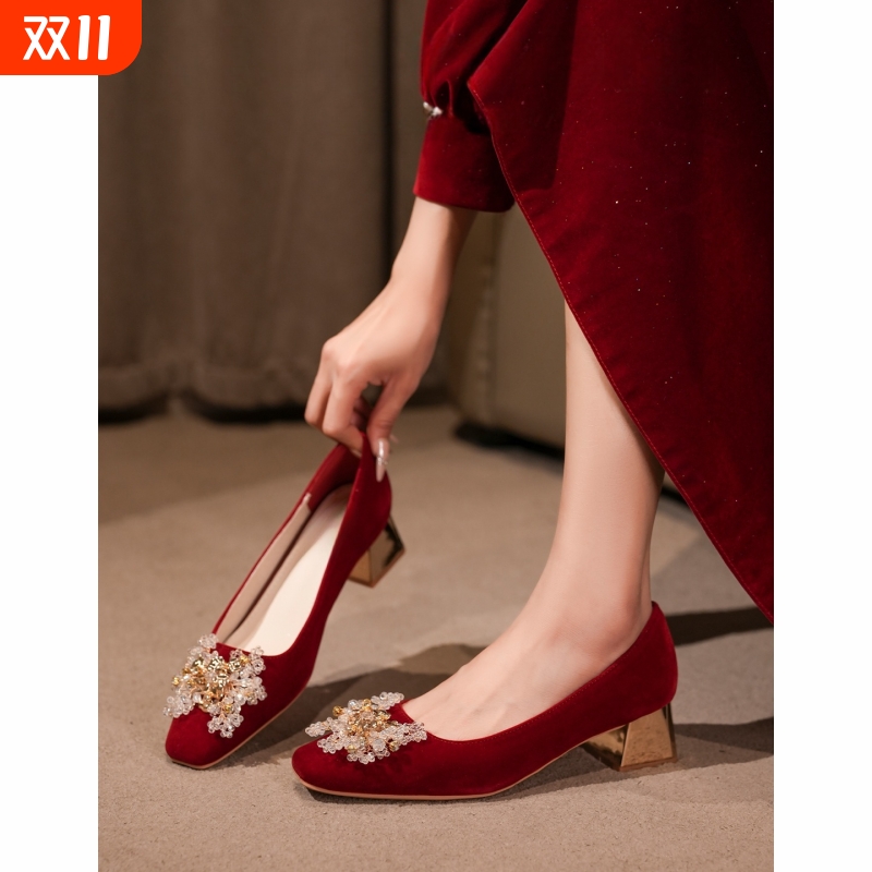 红色绒面中式结婚鞋女粗跟不累脚新娘鞋孕妇可穿秀禾敬酒服高跟鞋