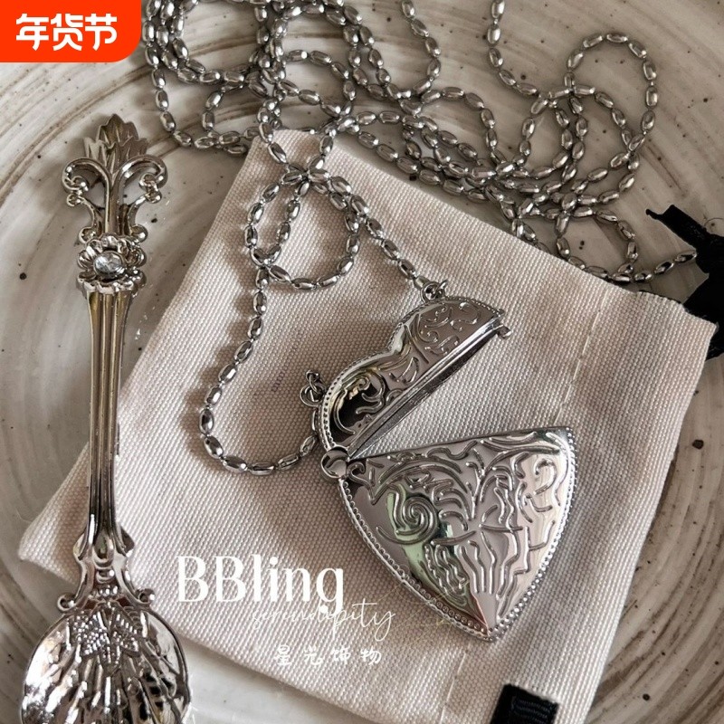 BB复古雕花爱心桃心水壶吊坠项链金属编织小挎包ins百搭毛衣链