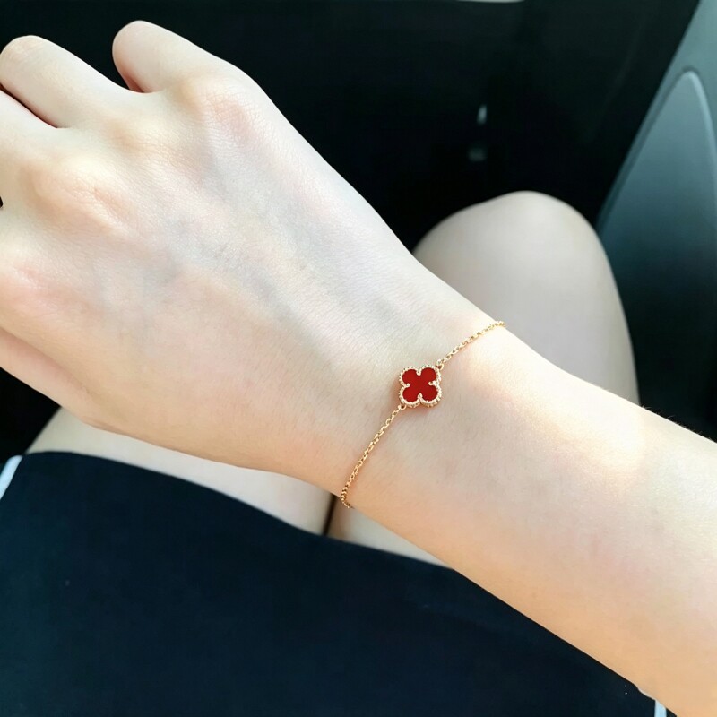 单花手链四叶草镀18K金红色玉髓蝴蝶三叶草轻奢心形瓢虫蝴蝶样式