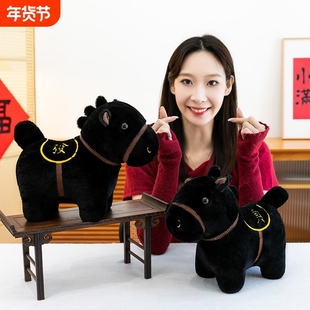2026年马年吉祥物站款發字黑马玩偶小马毛绒玩具新年家居装饰摆件