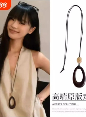 原宿风~黑皮绳镂空椭圆吊坠项链女2025新款小众设计民族风毛衣链
