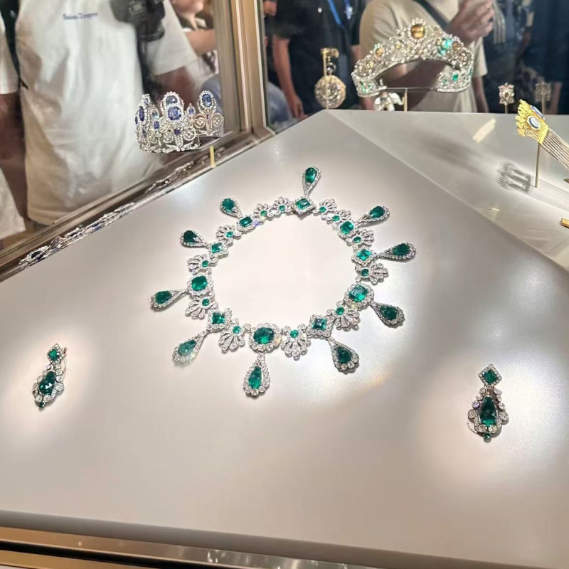 新款爆闪重工高级感轻奢风卢浮宫奢华闪钻绿色水滴项链独特锁骨链