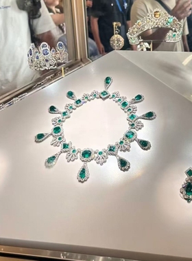 新款爆闪重工高级感轻奢风卢浮宫奢华闪钻绿色水滴项链独特锁骨链