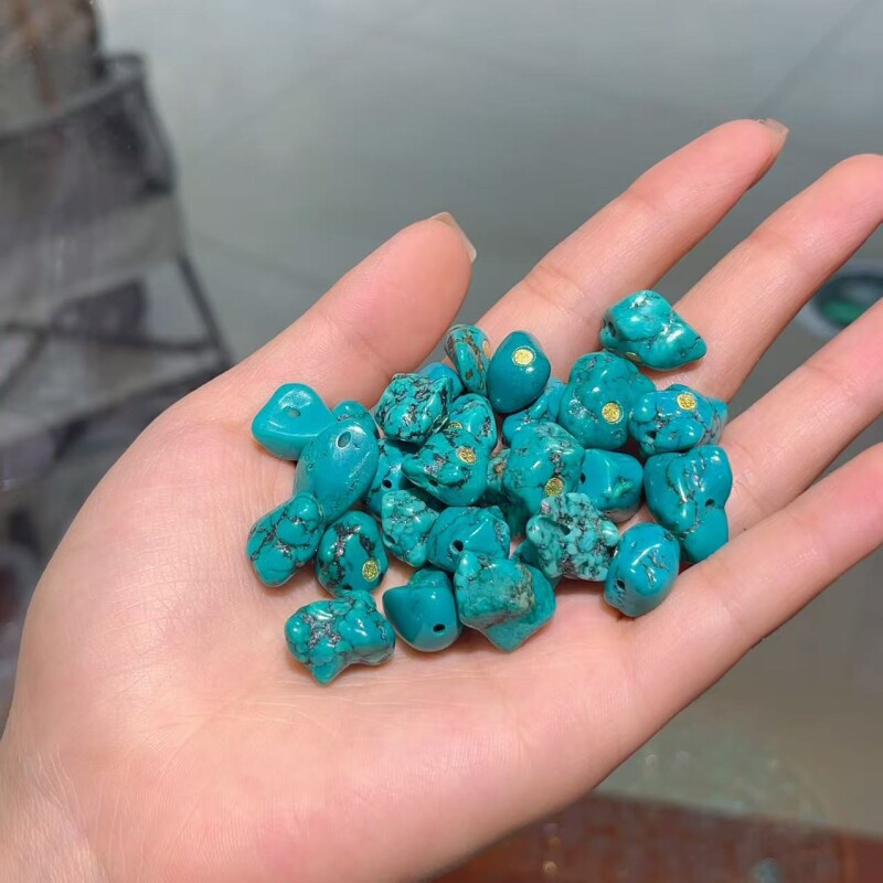 高瓷菱镁矿蓝绿松石镶嵌随形小碎石文玩配件手串项链毛衣链厂家直