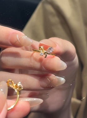 简约黄金色镶钻水滴蝴蝶结戒指