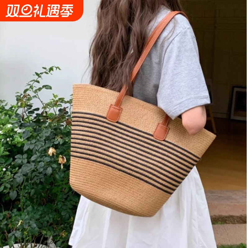 海边度假沙滩包包女2025新款夏季编织单肩包大容量腋下草编水桶包