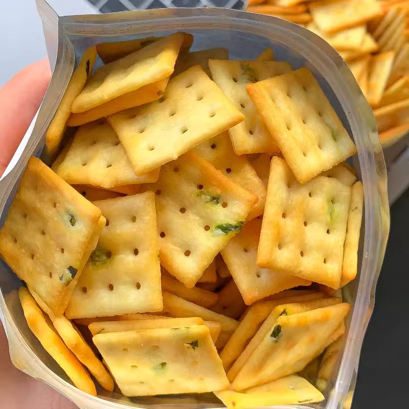 海盐香葱咸味苏打饼干薄脆单独小包装解馋好吃网红小零食2025新款