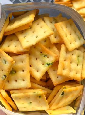 海盐香葱咸味苏打饼干薄脆单独小包装好吃网红小零食2025新款葱香