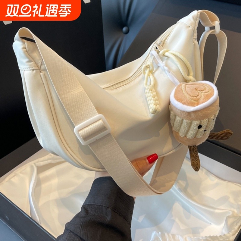 多巴胺月牙饺子包2025新款百搭糖果色斜挎包女休闲轻便单肩小挎包