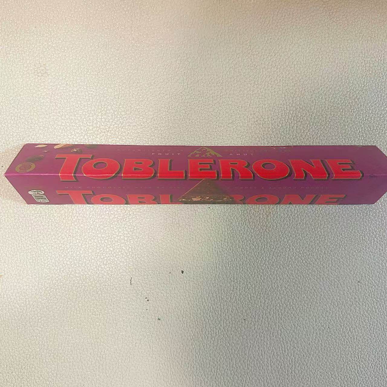 瑞士进口瑞士三角牛奶巧克力含葡萄干蜂蜜及巴旦木糖100g临期特价