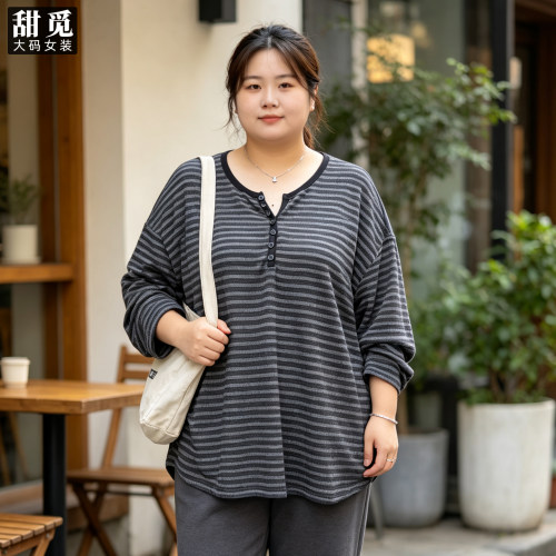 甜觅特大码女装300斤秋季胖mm宽松显瘦宽松条纹纽扣圆领针织衫
