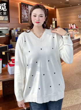 甜觅特大码女装冬装胖mm300斤气质爱心绣花V领中长款毛衣DF