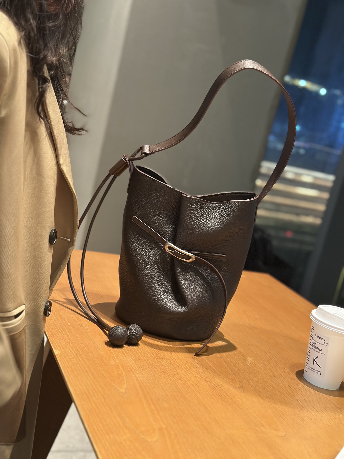 头层牛皮复古女水桶包百搭