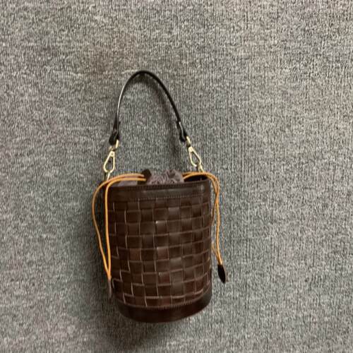 梦嘉丽头层编织牛皮女水桶包