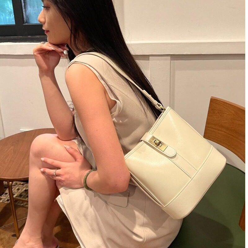 梦嘉丽头层牛皮水桶包简约女