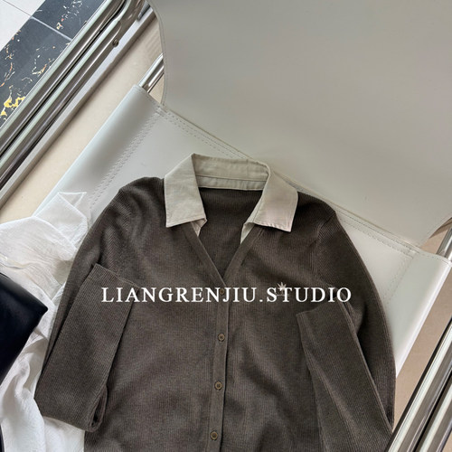 高智型。颜色特别显白。普普风正品。翻领拼接开衫针织衫6221XR