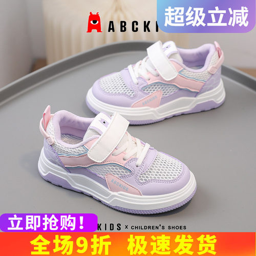 贴心的魔术贴设计板鞋
