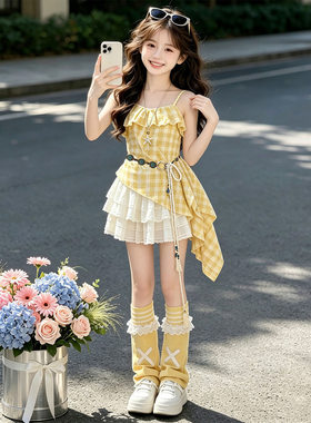 女童甜美夏装2026新款中大童度假风格子吊带衫花边蛋糕裙短裙套装