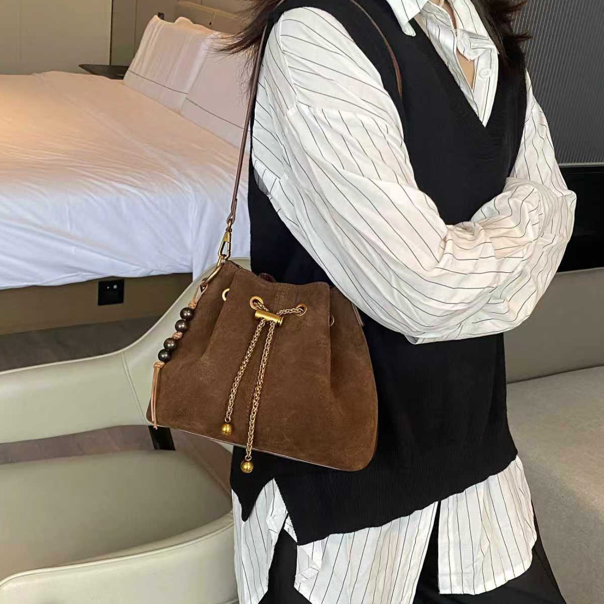 磨砂真皮水桶包包女高级感小众洋气腋下云朵包麂皮绒斜挎包饺子包,箱包皮具/热销女包/男包,水桶包,淘宝优惠券,粉丝福利购,淘宝优惠卷