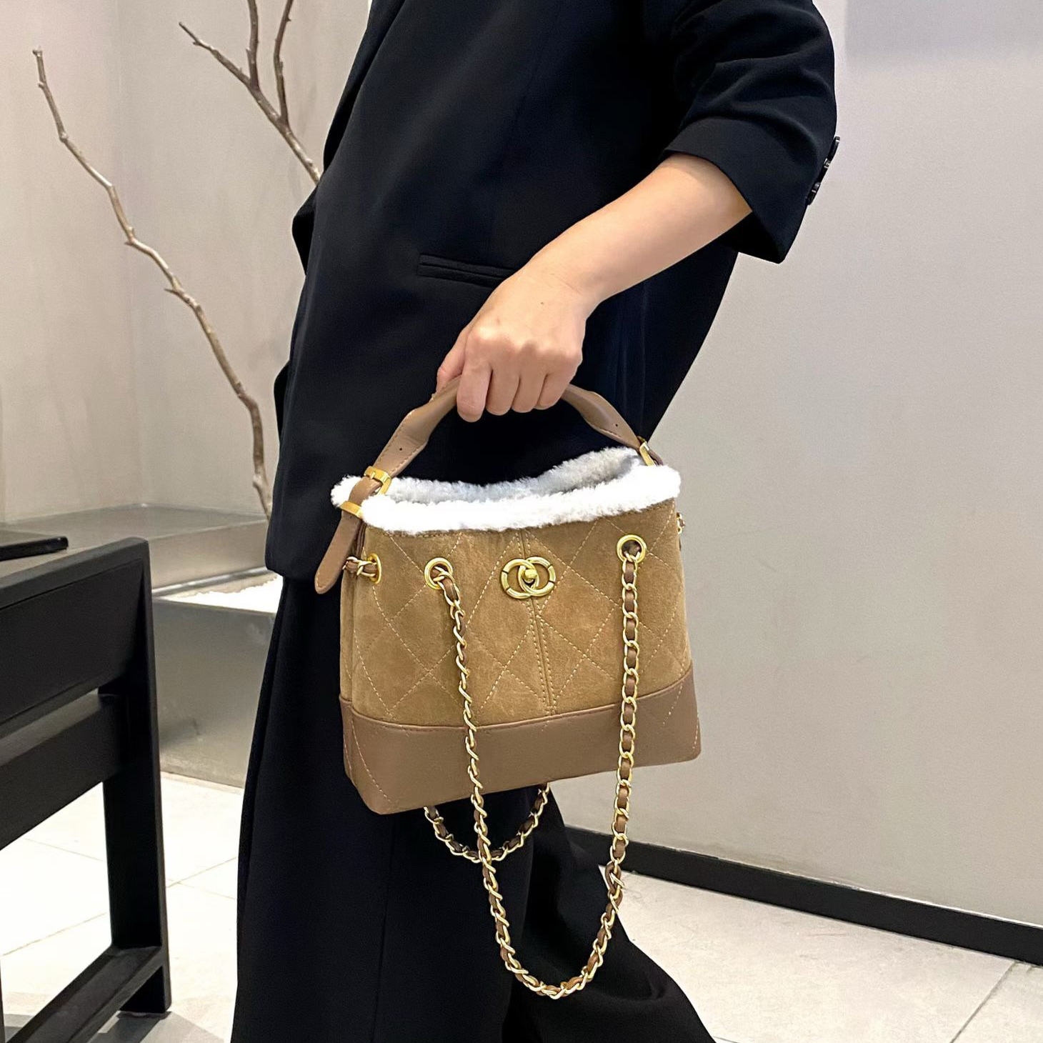 磨砂真皮水桶包包女2025新款羊羔毛手提包小香风麂皮链条包腋下包