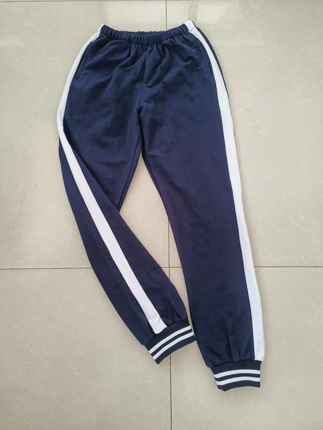 맞춤형 순면 중학생 남녀 교복 바지 진한 파란색 흰색 넓은 줄무늬 입이 꽉 끼는 스포츠 및 캐주얼 학교 바지