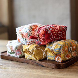 精美刺绣化妆包小收纳包多功能便携外出手拿大容量吐司包内里防水