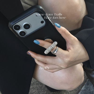 Trolls｜黑夜银珠 老钱风黑色简约ins小众银色米珠指环支架高级皮质手机壳适用苹果17promax华为p70Promate80