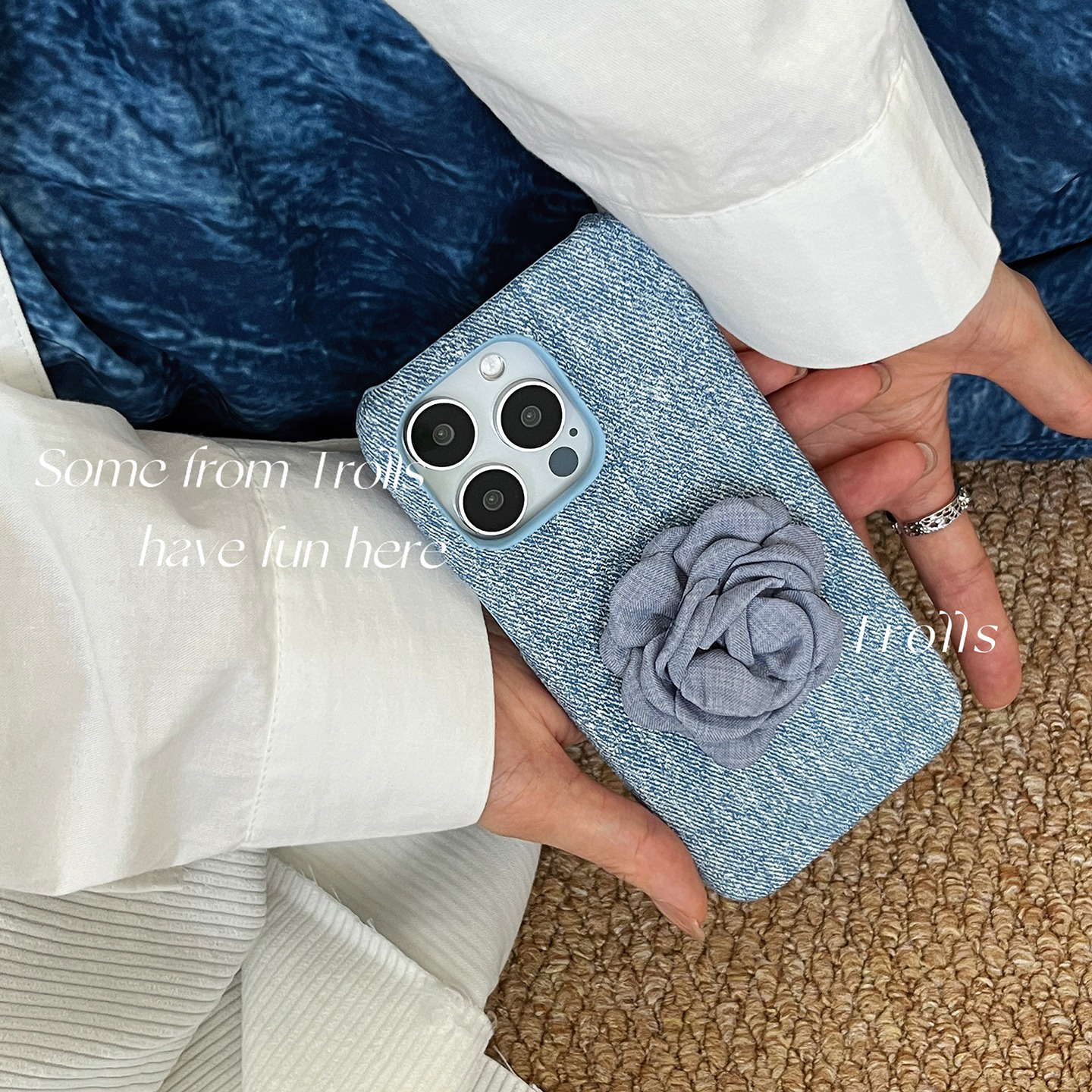 Trolls自制｜复古ins小众高级感水洗蓝牛仔手机壳布艺花朵支架半包布艺硬壳适用华为pura80Pro+/苹果16小米15