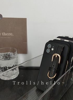 Trolls|自制ins风黑色皮质腕带手机壳适用华为pura70pro气质手拿防摔保护套荣耀100苹果16小米14软糯防摔s19/