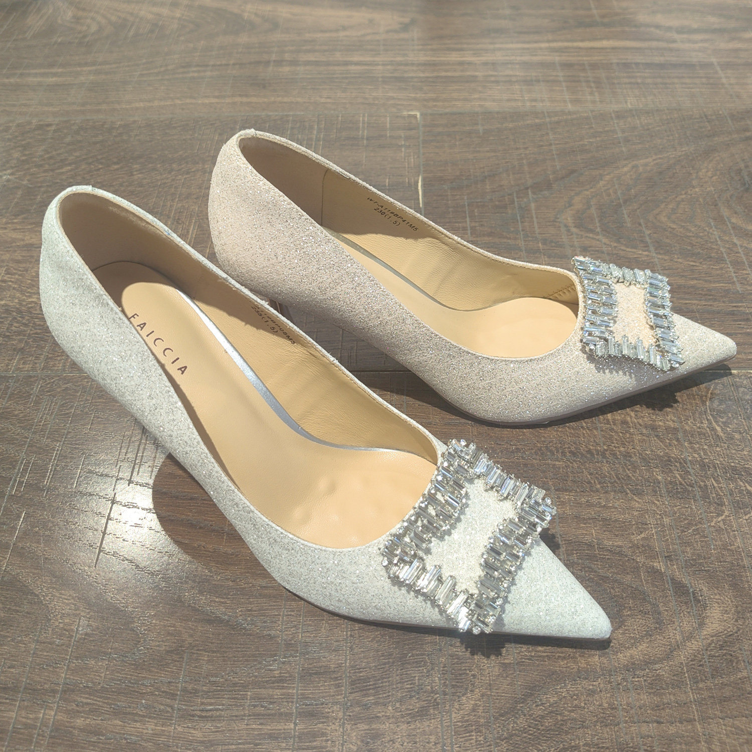 色非2026年春季单鞋女士新款水钻方扣尖头浅口通勤气质高跟鞋百搭