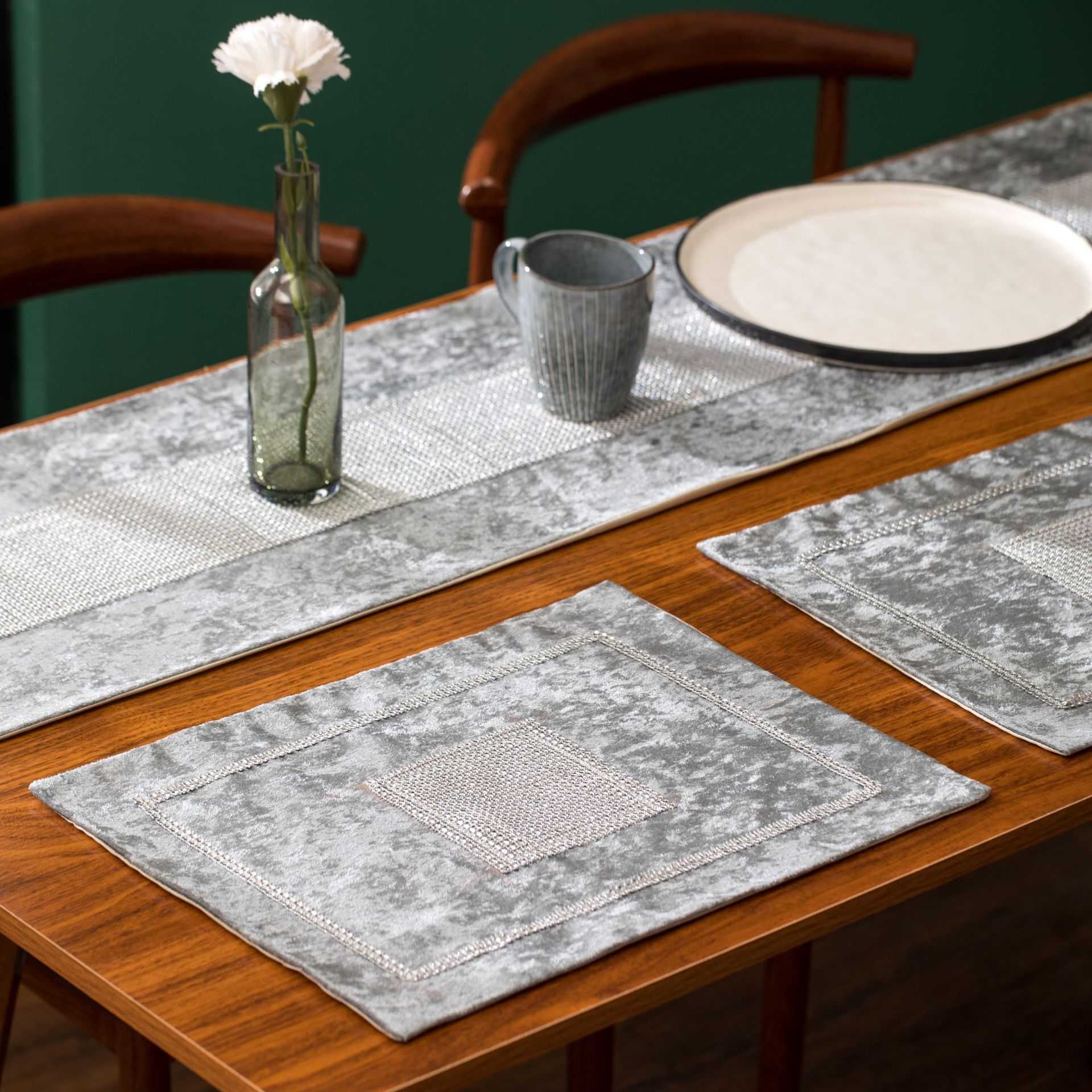 新款直销镶钻桌旗亮面绒布带钻片装饰桌旗茶席双面节日婚礼装饰餐