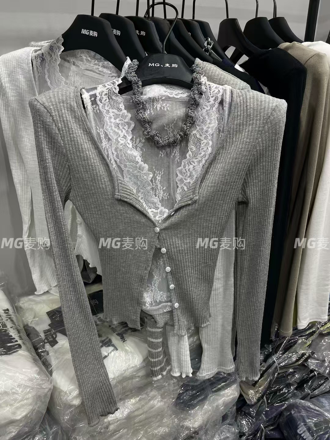 麦购MG2025早春新款韩版洋气时尚蕾丝背心+条纹针织开衫女两件套