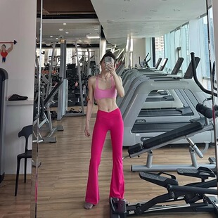 TD辣妹闭眼入 收腰剪裁展现完美腰臀比 高腰提臀喇叭阔腿紧身裤