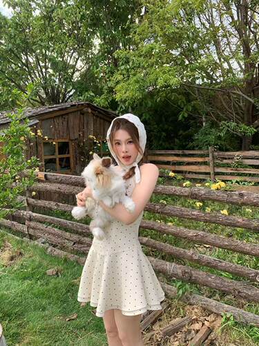 宅宅Athome//氛围美神 千金感v领波点连衣裙收腰显瘦蓬蓬吊带裙