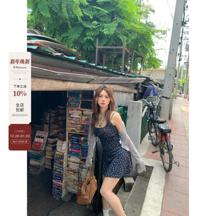 套装 宅宅athome 慕时花期～藏青色碎花自带胸垫吊带裙防晒开衫