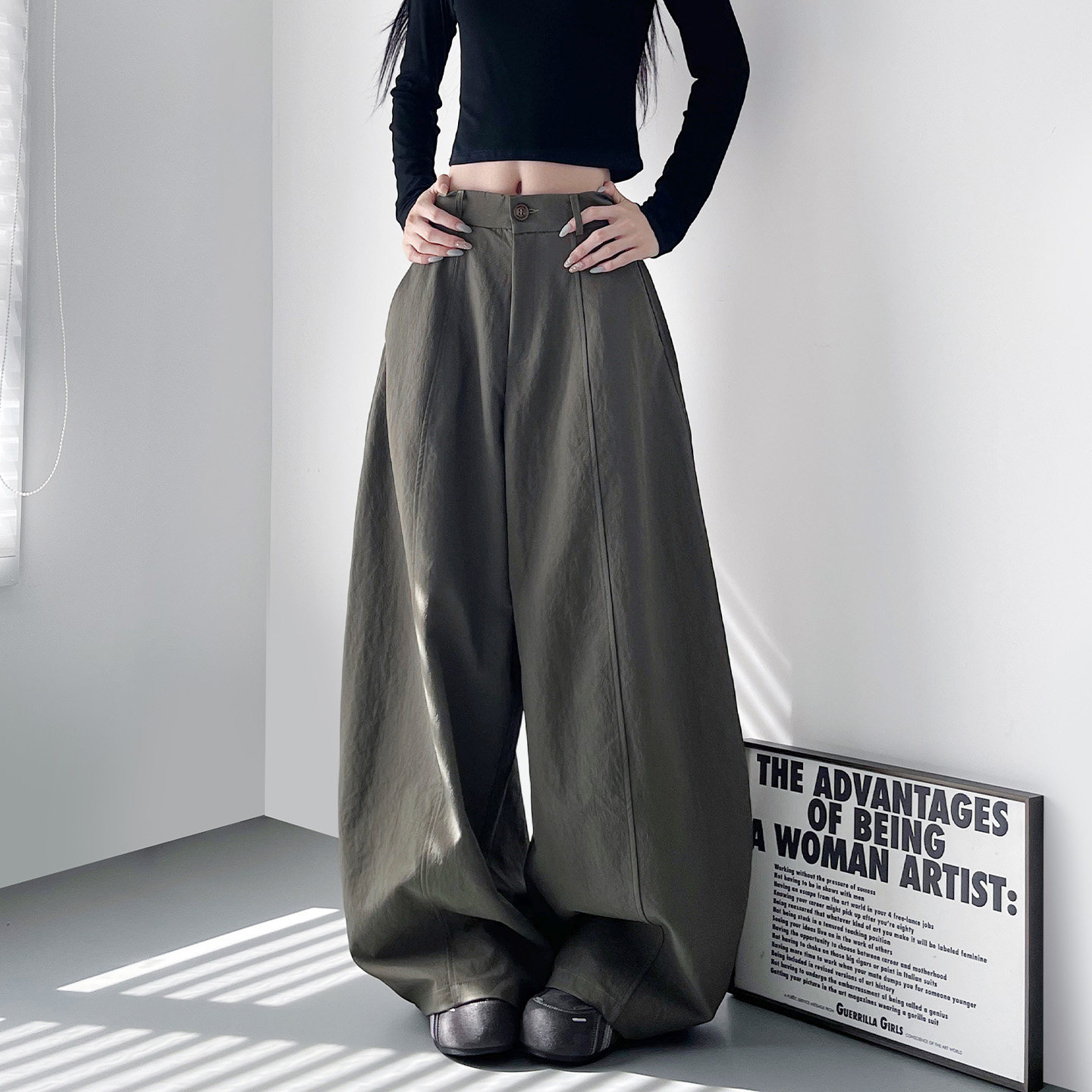 大码军绿色肌理感运动阔腿裤女秋季新款胖mm显瘦微褶大裤腿休闲裤
