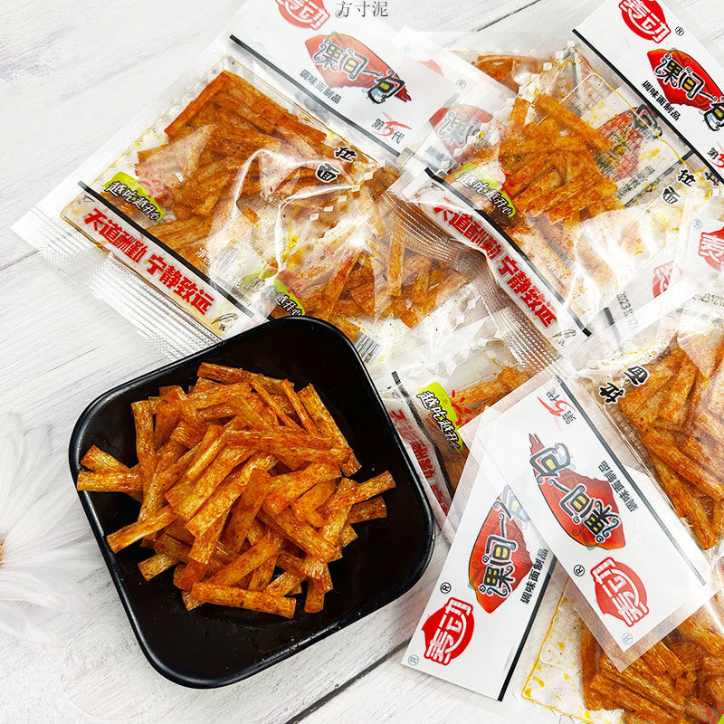 山姆冠名经典麻辣零食课间一包辣条小包香辣面筋好吃休闲食品